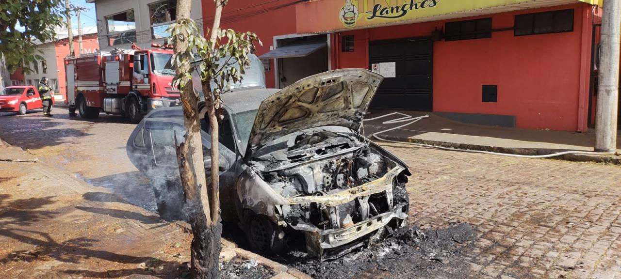 Foto 10 de 15 — Carro pega fogo perto da Via Expressa em Araraquara